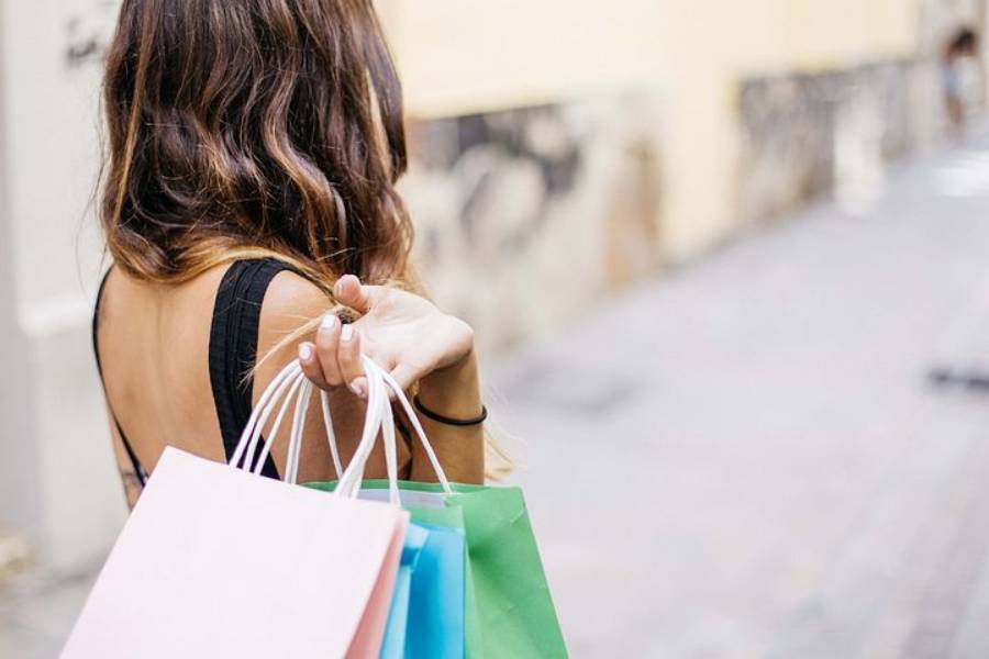 Chica con una bolsa de una tienda
