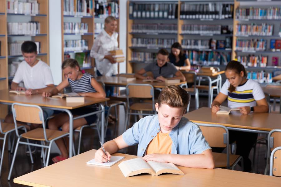 Niños estudiando en un colegio